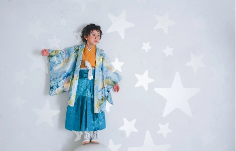 星の装飾があるスタジオで着物を着た子ども